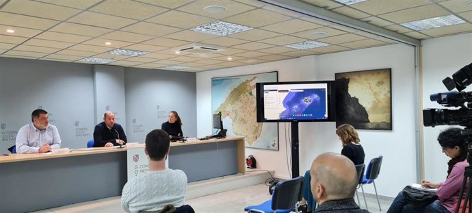 El conseller de Medio Ambiente, Miquel Mir, y el secretario autonómico de Memoria Democrática, Jesús Jurado, presentan el visor de elementos de memoria histórica en Baleares.