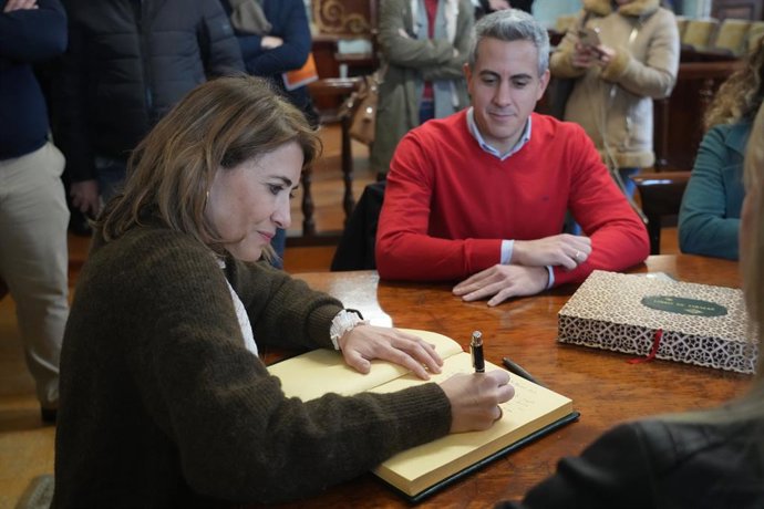Imagen de archivo de la ministra de Transportes, Raquel Sánchez, firmando el libro de visitas en el Ayuntamiento de Castro Urdiales junto al vicepresidente del Gobierno de Cantabria, Pablo Zuloaga