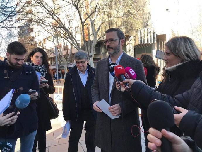 Archivo - El alcalde de Palma, José Hila, durante la presentación de las fases de la obra de renovación de plaza de España