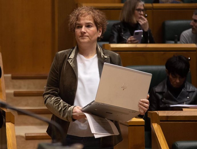 La parlamentaria de EH Bildu Rebeka Ubera en el pleno del Parlamento Vasco, en Vitoria-Gasteiz