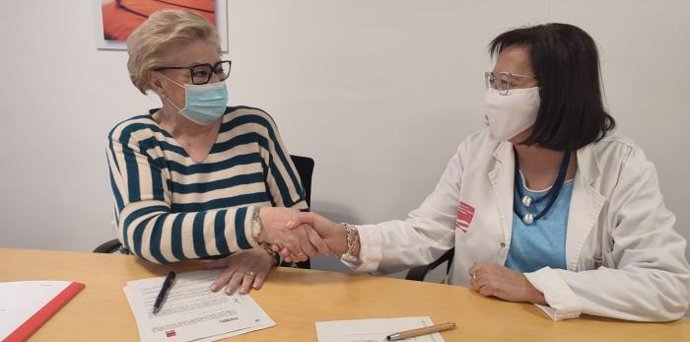 La presidenta de la Hermandad de Zaragoza, Carmen González; y la gerente del Banco de Sangre y Tejidos de Aragón Carmen Garcés