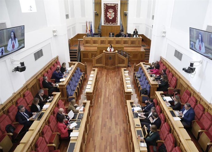 La consejera de Bienestar Social de C-LM, Bárbara García Torijano, durante su intervención en el pleno de las Cortes de C-LM