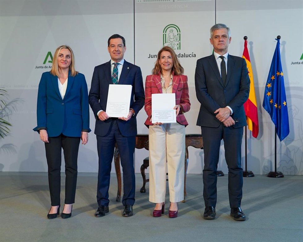 El presidente de la Junta de Andalucía, Juanma Moreno, (2i) y la ministra de Transportes, Movilidad y Agenda Urbana, Raquel Sánchez, (2d)  la consejera de Fomento, Articulación del Territorio y Vivienda, Marifrán Carazo,(1i)  el secretario general de Ag