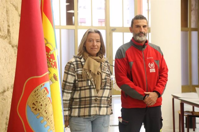 La primera teniente de alcalde delegada de Solidaridad, Isabel Albás, y el coordinador de Bomberos Unidos sin Fronteras en Córdoba, Antonio García.