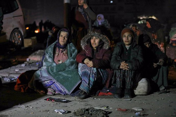 Varias mujeres sentadas en la calle en Antakya (Turquñia) tras los terremotos que se produjeron el 6 de febrero de 2023 en la frontera entre Turquía y Siria.