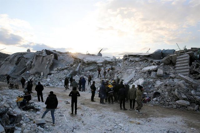 Miembros de los 'cascos blancos' trabajan en operaciones de búsqueda y rescate en la ciudad siria de Samada, en la provincia de Idlib (noroeste), tras los terremotos en Turquía