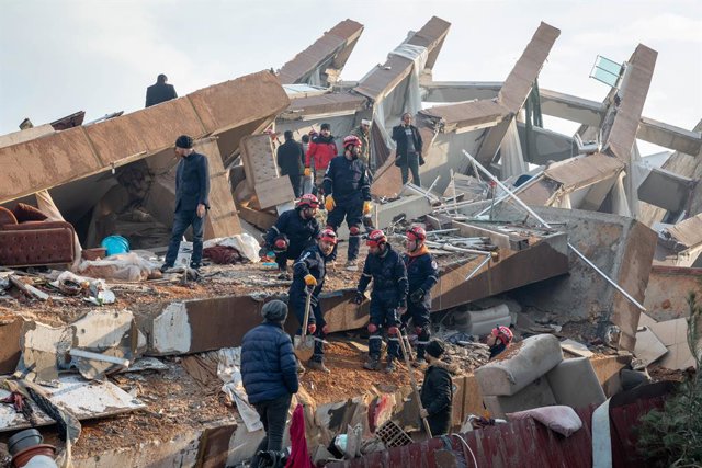 Imatge de les tasques de cerca i rescat a Turquia