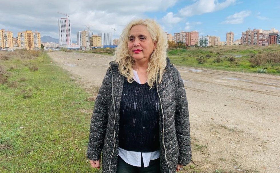 La coordinadora local de Izquierda Unida Málaga, concejala en el Ayuntamiento de Málaga y candidata a la alcaldía, Remedios Ramos, en los terrenos de Repsol