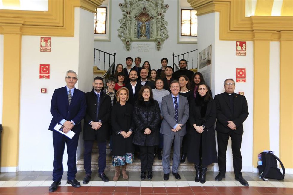 Foto de familia de la primera reunión del nuevo Consejo de Estudiantes de la UCAM, que ha contado con la presencia de María Dolores García, presidenta de la Universidad.