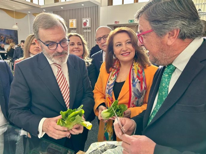 El embajador español en Alemania, Ricardo Martínez, y la consejera de Agricultura, Carmen Crespo, han mostrado este jueves su apoyo al hortofrutícola andaluz en la feria berlinesa de Fruit Logistica.