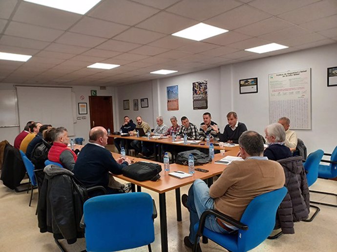 Reunión mantenida este martes entre representantes de UGT FICA de las plantas de ArcelorMittal y el secretario del sector siderometalúrgico del sindicato, Alberto Villalta