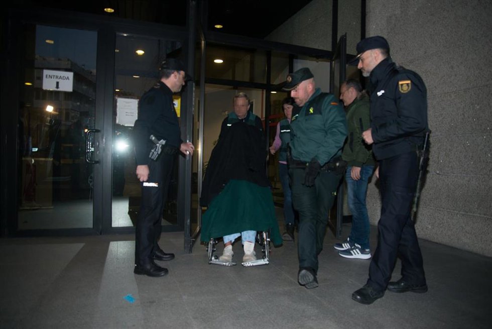 Salida del juzgado de Vigo de Ángel R.D., presunto asesino de su exmujer Beatriz, para ser trasladado al hospital Álvaro Cunqueiro de Vigo, el 8 de febrero de 2023.