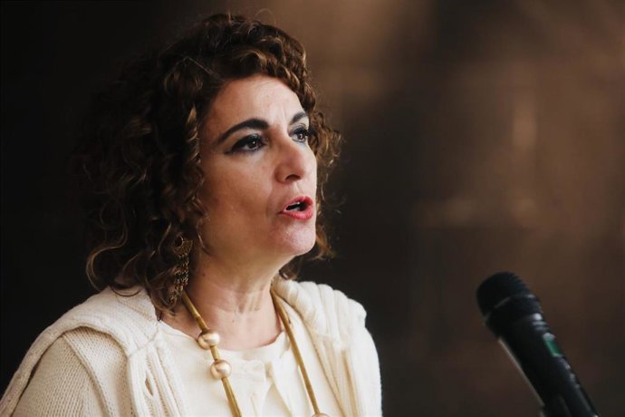 La ministra de Hacienda, María Jesús Montero, en una atención a medios el 3 de febrero en Cádiz (Andalucía, España).