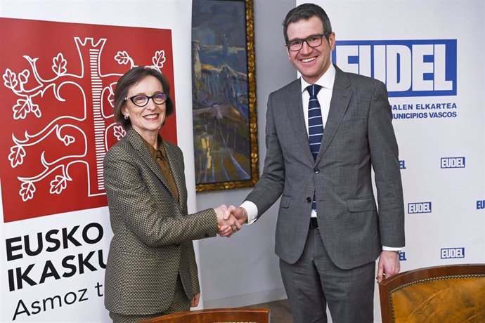 La presidenta de Eusko Ikaskuntza, Ana Urkiza, y el presidente de Eudel, Gorka Urtyaran, firman un convenio de colaboración