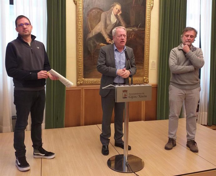 El concejal de Medio Ambiente y Movilidad del Ayuntamiento de Gijón, Aurelio Martín,  el director del Comité Científico del Botánico, Borja Jiménez, y el jefe del servicio de este equipamiento, Luis Miguel Álvarez, en rueda de prensa en el Consistorio