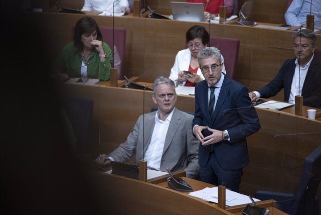 Archivo - Arxiu - El conseller d'Hisenda, Arcadi España, intervé durant un ple de les Corts