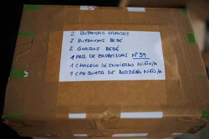 Una caja con ropa de invierno en una recogida de ayuda humanitaria para los afectados por el reciente terremoto que ha tenido lugar en el sur de Turquía