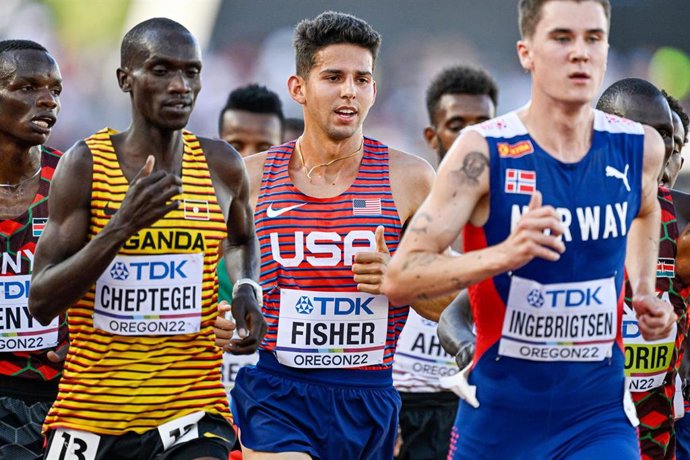Archivo - Grant Fisher compite en los 5.000 m de los Mundiales de 2022 junto a Jakob Ingebrigtsen y Joshua Cheptegei
