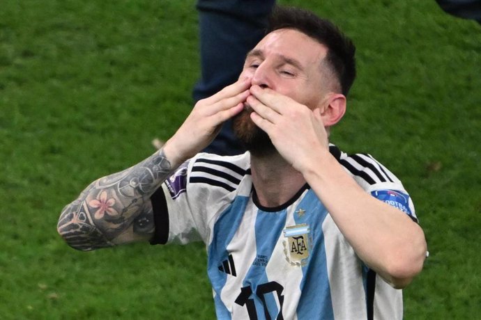 Archivo - El futbolista argentino Lionel Messi celebra el triunfo en el Mundial de 2022.