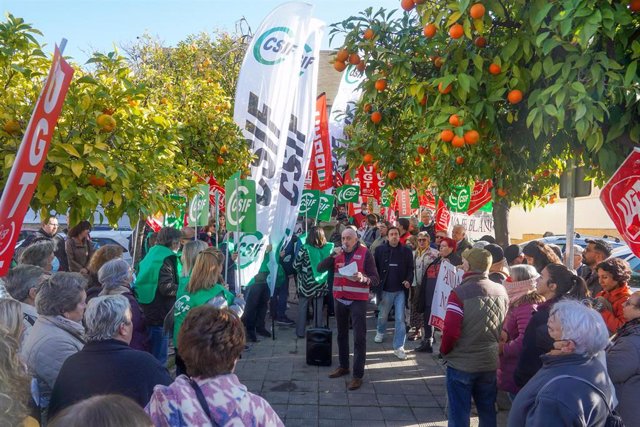 Vecinos de Bellavista (Sevilla) se han movilizado en el centro de salud  para reclamar al Servicio Andaluz de Salud (SAS) un pacto por la Atención Primaria a 09 de febrero del 2022 en Sevilla (Andalucía)