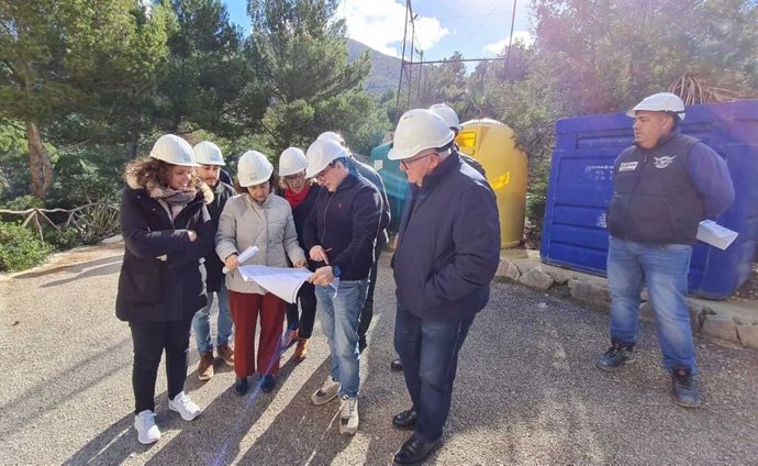 La consellera de Asuntos Sociales y Deportes, Fina Santiago, durante la visita a las obras del albergue de la Victoria (Alcúdia).