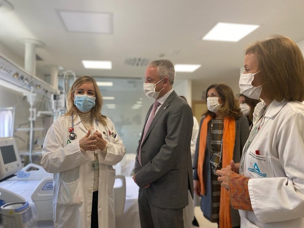 El gerente del SAS, Diego Vargas (centro), en la visita al Reina Sofía de Córdoba.