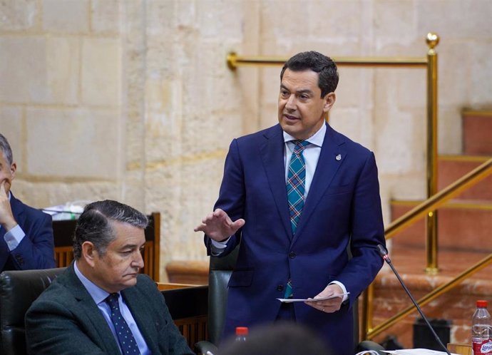 El presidente de la Junta de Andalucía, Juanma Moreno, este jueves en el Pleno del Parlamento