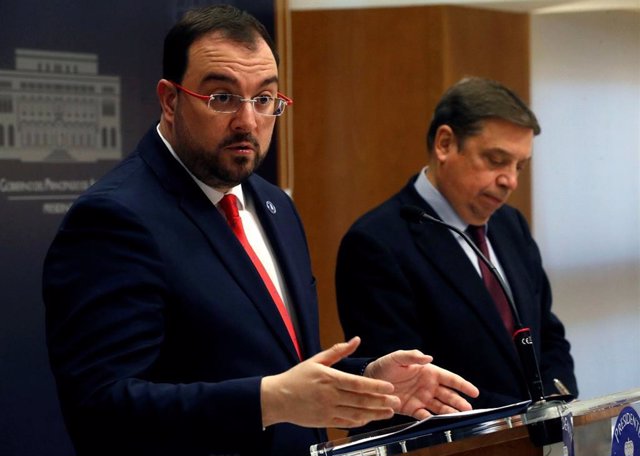 Adrián Barbón, junto al ministro Luis Planas, en rueda de prensa.