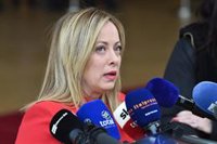 Meloni ve "inoportuna" la invitación de Macron a Zelenski previa a la cumbre