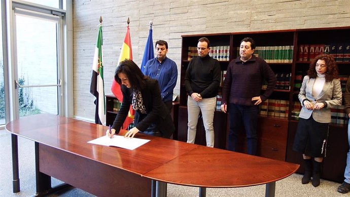 La consejera de Educación y Empleo, Esther Gutiérrez, firma el acuerdo con los sindicatos