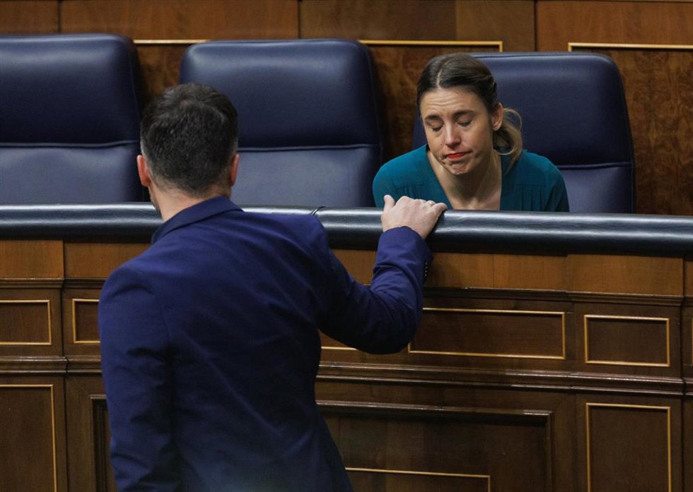 El portavoz de ERC en el Congreso, Gabriel Rufián, conversa con la ministra de Igualdad, Irene Montero, durante una sesión plenaria, a 9 de febrero de 2023, en Madrid (España).