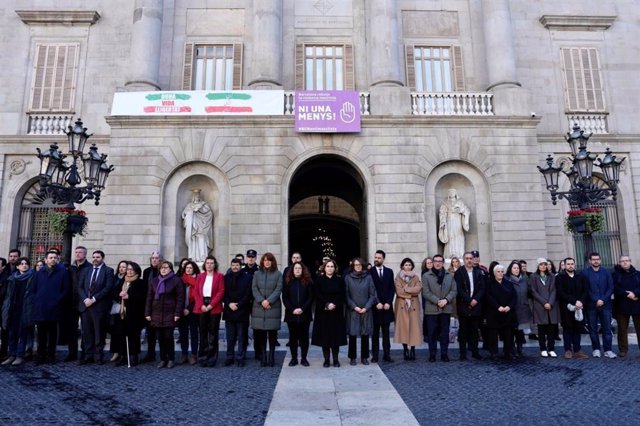 Imagen de la consellera Tània Verge, la alcaldesa Ada Colau y otros representantes del Ayuntamiento de Barcelona y de la Guardia Urbana de la ciudad durante el minuto de silencio