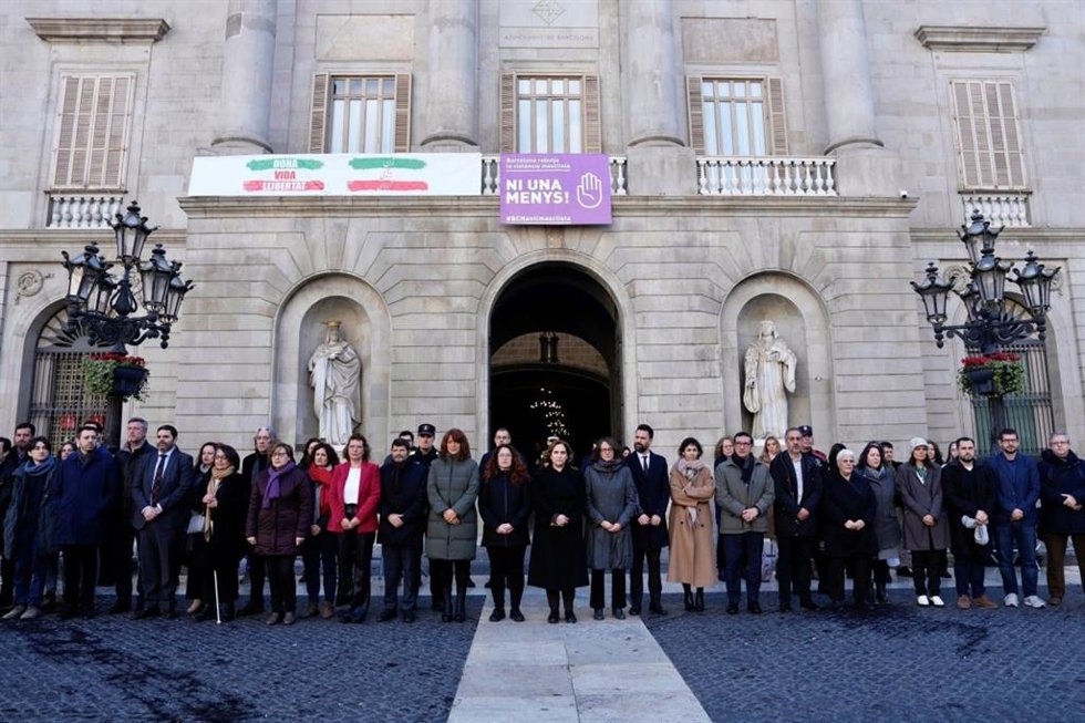 Imagen de la consellera Tnia Verge, la alcaldesa Ada Colau y otros representantes del Ayuntamiento de Barcelona y de la Guardia Urbana de la ciudad durante el minuto de silencio