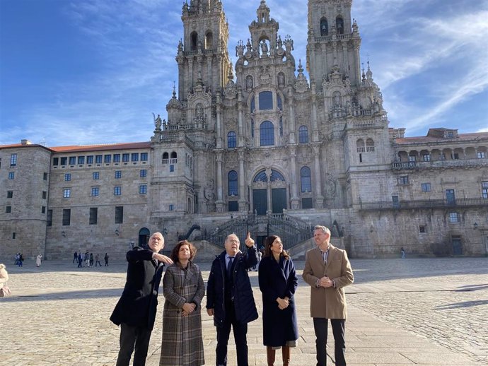 La secretaria de Estado de Turismo, Rosana Morillo, en la praza do Obradoiro junto al regidor compostelano, Xosé Sánchez Bugallo, el director del Parador, Santiago Carrera, y el delegado del Gobierno en Galicia, José Miñones