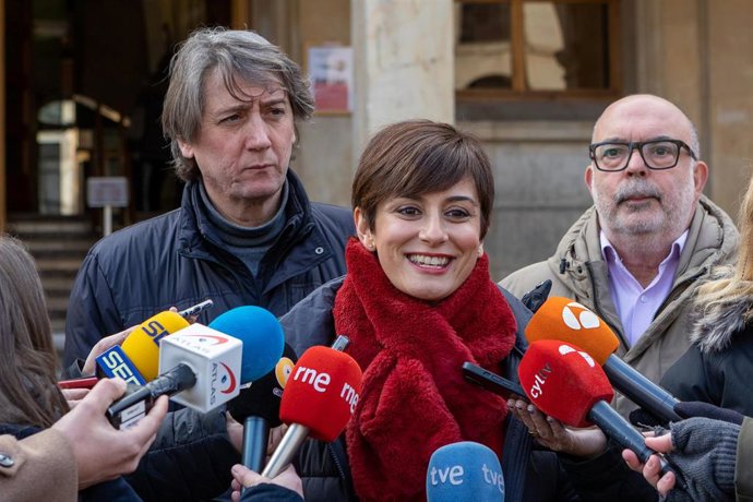 La ministra de Política Territorial y Portavoz del Gobierno, Isabel Rodríguez, atiende a medios a su llegada al Ayuntamiento de Soria.