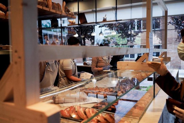 Una persona es atendida por una trabajadora de una farmacia de Vitoria