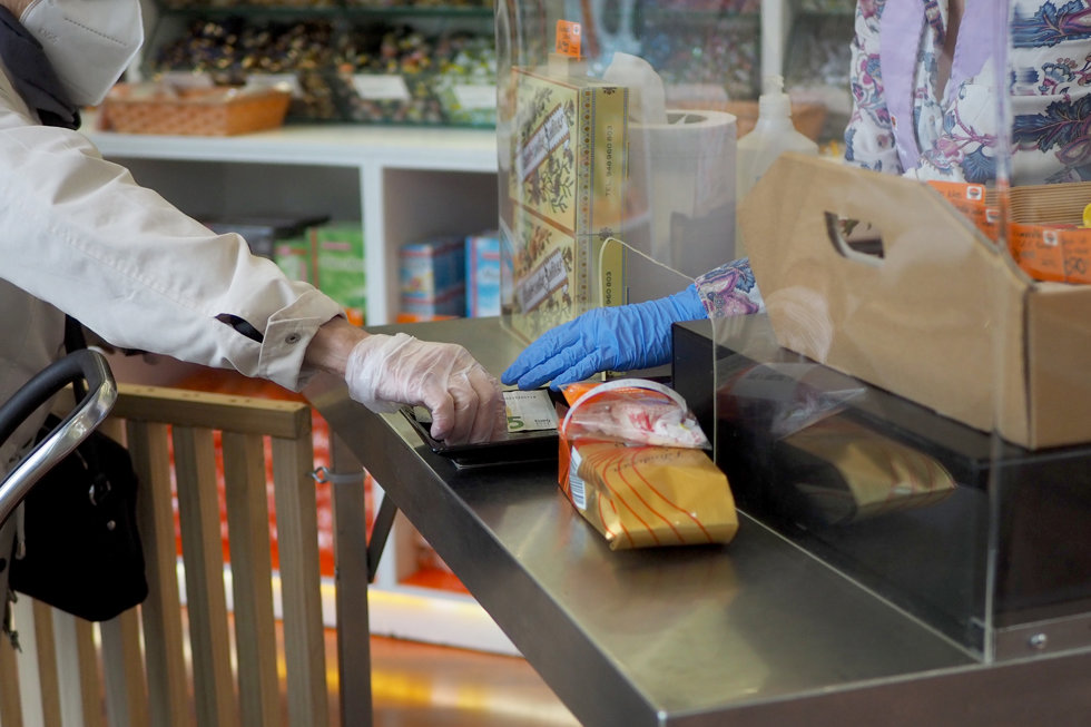 Una persona es atendida por una trabajadora de una farmacia de Vitoria
