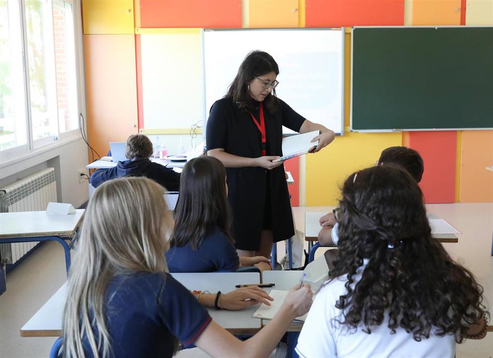 Archivo - Una profesora da clase el día del inicio del curso en el colegio de la Alameda de Osuna