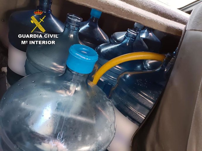 Archivo - Garrafas de gasoil incautadas