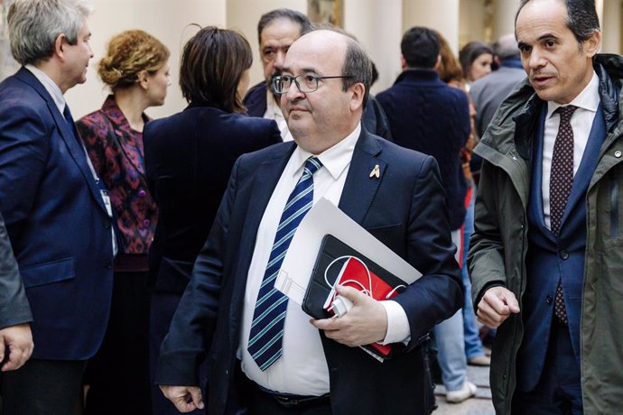 El ministro de Cultura y Deporte, Miquel Iceta (c), a su llegada a un pleno del Senado, a 31 de enero de 2023, en Madrid (España). Esta comparecencia es la primera de este año que ha confrontado a Sánchez y al líder del PP, Alberto Núñez Feijóo. El pres