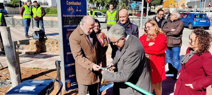 El presidente de la Diputación de Sevilla, Fernando Rodríguez Villalobos, con el alcalde de Bormujos, Francisco Miguel Molina, en la inauguración de un nuevo carril bici.