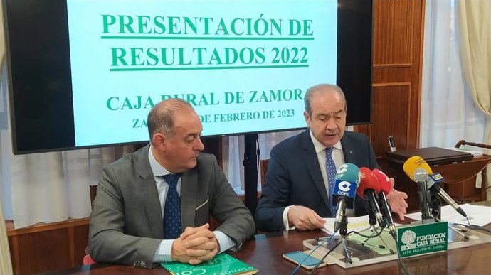 Nicanor Santos y Cipriano García, presidente y director general de Caja Rural de Zamora respectivamente, presentan los resultados de 2022.