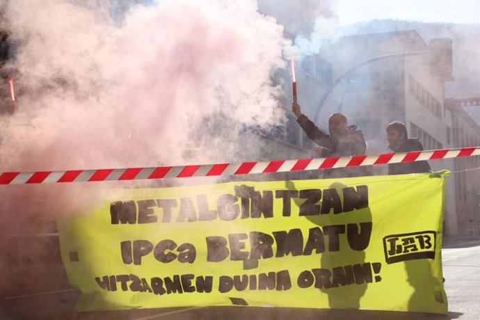 LAB realiza un corte de carretera en Legazpi (Gipuzkoa) para exigir un convenio digno en el metal de Gipuzkoa