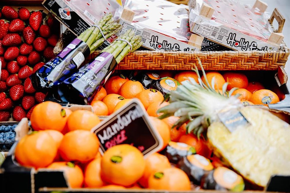 Archivo - Piezas de frutas y hortalizas en la frutería 'Vitaminas'