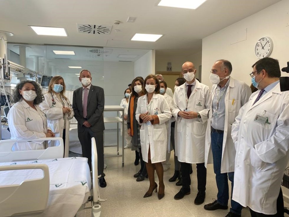 Diego Vargas (3 izda.) durante su visita al Reina Sofía de Córdoba.