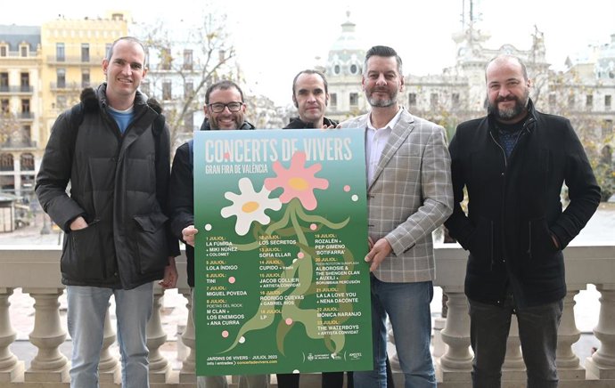 El regidor de Cultura Festiva a Valncia, Carlos Galiana, al costat de promotors i el cartell dels Concerts de Vivers 2023.