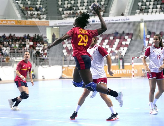 Archivo - María Gomes hace un lanzamiento en un partido de la selección en los Juegos del Mediterráneo 2022