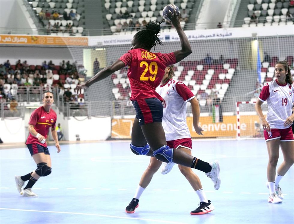 Archivo - María Gomes hace un lanzamiento en un partido de la selección en los Juegos del Mediterráneo 2022