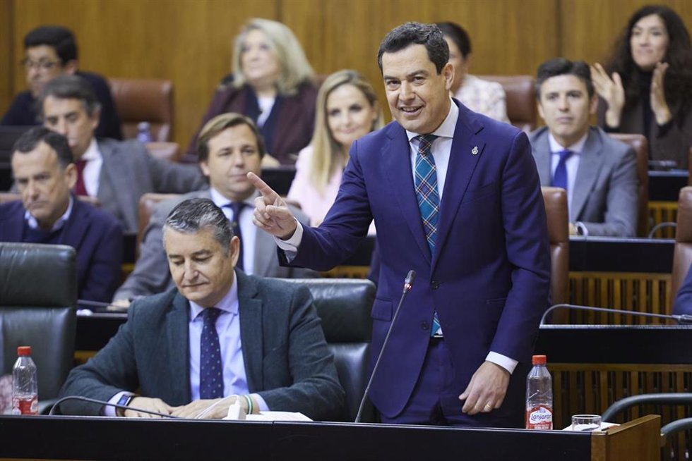 El presidente de la Junta de Andalucía, Juanma Moreno, responde a las preguntas de control del secretario general del PSOE de Andalucía y Portavoz del Grupo Parlamentario Socialista, Juan Espadas, durante la segunda jornada del Pleno del Parlamento anda