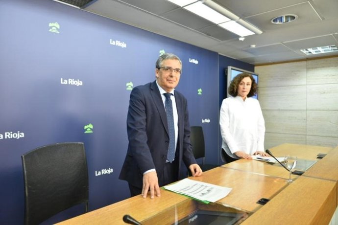 El consejero de Servicios Sociales, Pablo Rubio, junto a la directora general de Dependencia, Carmen Benito